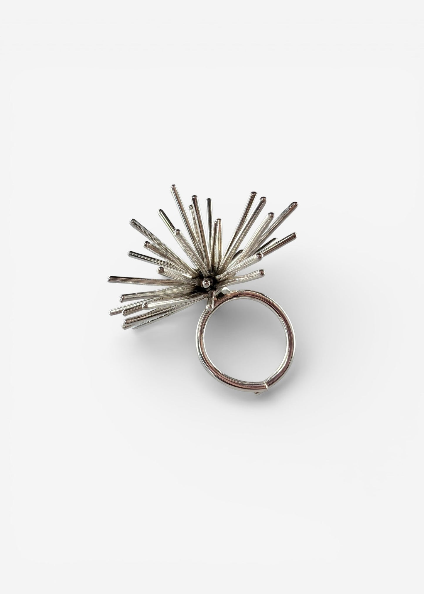 Handmade sterling silver Beam ring by Ninimosi, sculptural spike design with visible adjustable band on white background